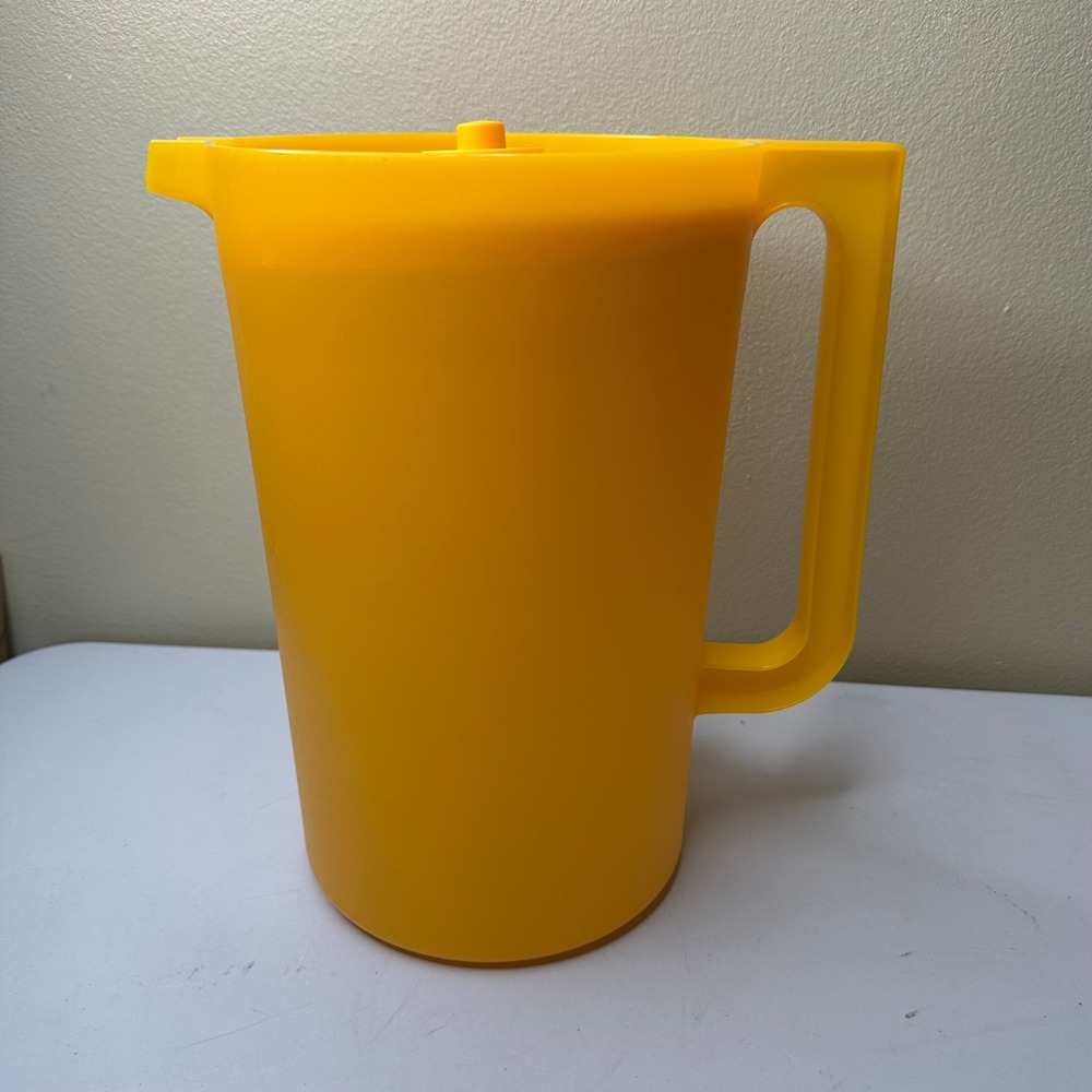 Tupperware Vintage Yellow Push Button Pitcher 2 Quart 1416D-1 Made in USA